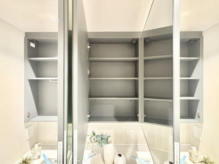 ���̑����� �O�ʋ��̗��ɁA���ϕi��q���p�i�Ȃǂ����[�\�B���ʑ����������ƕۂ��܂��I