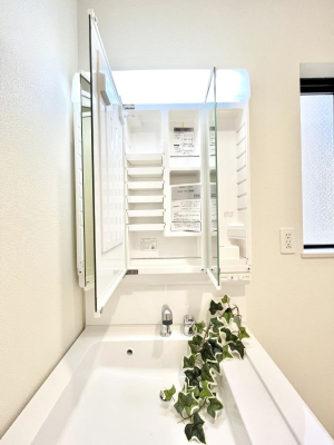 ���̑����� �O�ʋ��̗��ɁA���ϕi��q���p�i�Ȃǂ����[�\�B���ʑ����������ƕۂ��܂��I