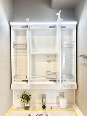 ���̑����� �O�ʋ��̗��ɁA���ϕi��q���p�i�Ȃǂ����[�\�B���ʑ����������ƕۂ��܂��I