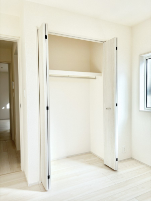 ���[ �m���̃N���[�[�b�g�B���s��������̂Ō���̈ߗނ�����������܂�܂��B