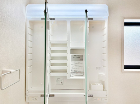 ���ʑ�E���ʏ� �O�ʋ��̗��ɁA���ϕi��q���p�i�Ȃǂ����[�\�B���ʑ����������ƕۂ��܂��I  