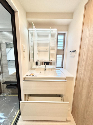 ���̑����� �O�ʋ��̗��ɁA���ϕi��q���p�i�Ȃǂ����[�\�B���ʑ����������ƕۂ��܂��I