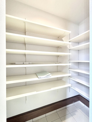 ���[ �V���[�Y�C���N���[�N�t���I�J���x�r�[�J�[���u���܂��B 