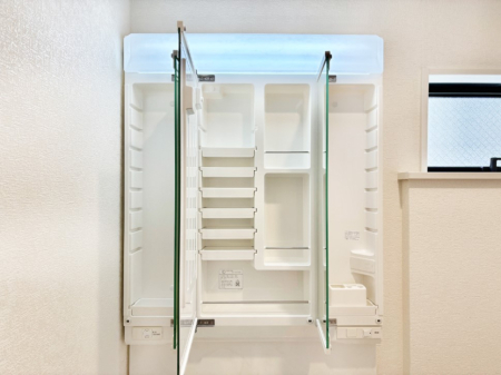 ���ʑ�E���ʏ� �O�ʋ��̗��ɁA���ϕi��q���p�i�Ȃǂ����[�\�B���ʑ����������ƕۂ��܂��I  