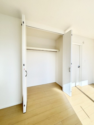 ���[ �m���̃N���[�[�b�g�B���s��������̂Ō���̈ߗނ�����������܂�܂��B