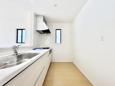 �L�b�`�� �u�₩�ȕ����ʂ蔲����L�b�`���B��������̂Ŗ��邭���C�ɂ��𗧂��܂��B