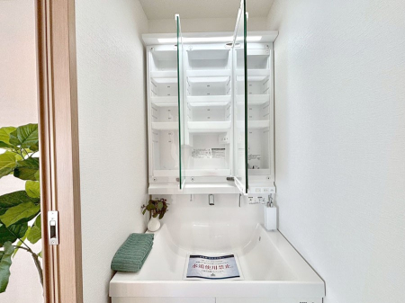 ���̑����� �O�ʋ��̗��ɁA���ϕi��q���p�i�Ȃǂ����[�\�B���ʑ����������ƕۂ��܂��I