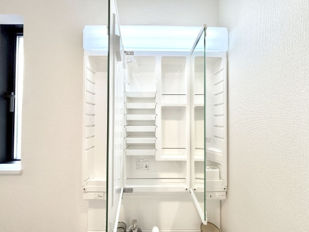 ���̑����� �O�ʋ��̗��ɁA���ϕi��q���p�i�Ȃǂ����[�\�B���ʑ����������ƕۂ��܂��I