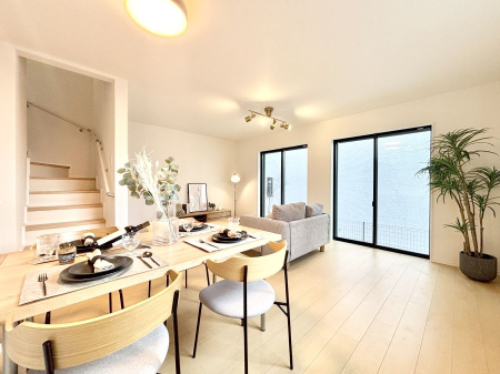 ���r���O ���邢�z���������A�����̕��͋C�ɖ�������郊�r���O�E�_�C�j���O�B 