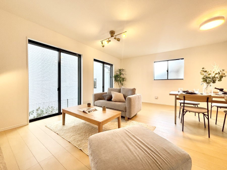 ���̑����� �Ƒ��̏Ί炪���R�Ɛ��܂�Ă���A����ȕ��͋C�̃_�C�j���O�Ɏd�オ���Ă��܂��B