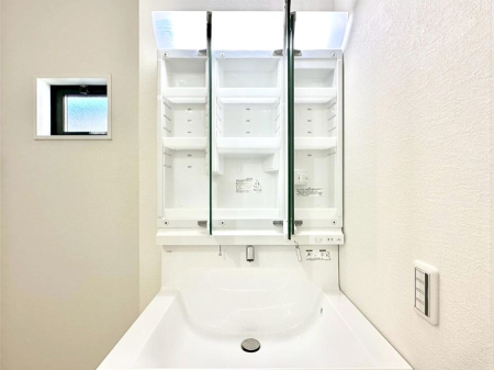 ���̑����� �O�ʋ��̗��ɁA���ϕi��q���p�i�Ȃǂ����[�\�B���ʑ����������ƕۂ��܂��I