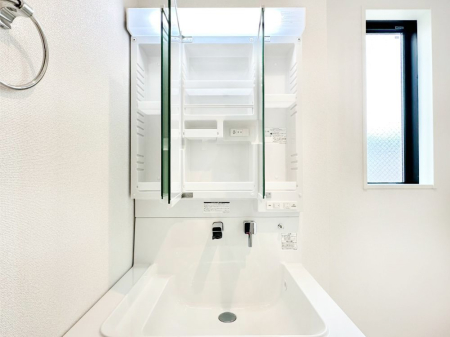 ���ʑ�E���ʏ� �O�ʋ��̗��ɁA���ϕi��q���p�i�Ȃǂ����[�\�B���ʑ����������ƕۂ��܂��I  