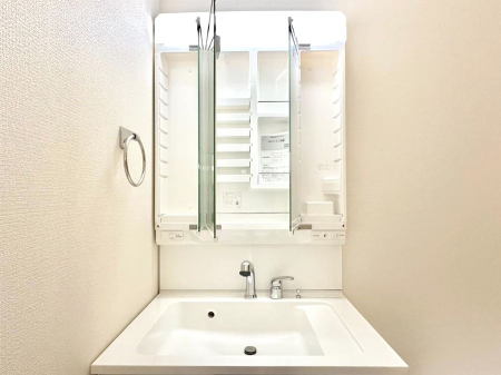 ���̑����� �O�ʋ��̗��ɁA���ϕi��q���p�i�Ȃǂ����[�\�B���ʑ����������ƕۂ��܂��I