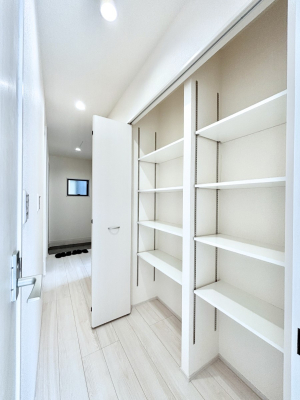 ���[ 1�K�L�����[�ɂ͑|���p�i����p�i�̃X�g�b�N�Ȃǂ����[�ł��܂��B