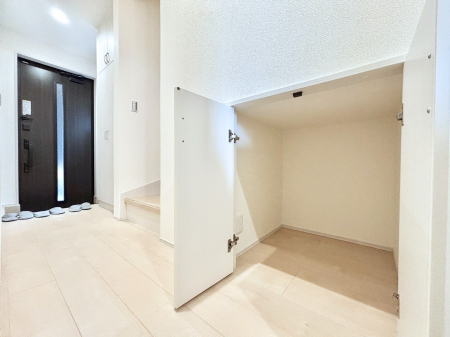 ���[ �K�i���X�y�[�X�ɂ͔�펞�ɔ�������H���i��h�ЃO�b�Y�Ȃǂ����[�ł��܂��B