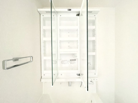 ���̑����� �O�ʋ��̗��ɁA���ϕi��q���p�i�Ȃǂ����[�\�B���ʑ����������ƕۂ��܂��I