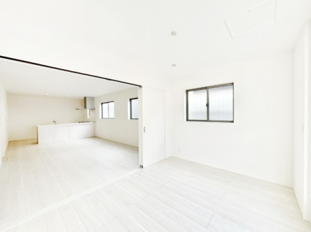 ���̑����� ���r���O�ɗאڂ����m���B�����˂��J������ƃ��r���O�ƌq����e���̋�Ԃɕϐg�I