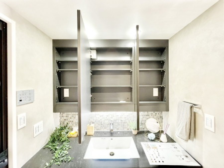 ���̑����� �O�ʋ��̗��ɁA���ϕi��q���p�i�Ȃǂ����[�\�B���ʑ����������ƕۂ��܂��I