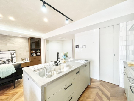 �L�b�`�� ���������Ȃ��炲�Ƒ��Ƃ̉�b���y���߂�ΖʃJ�E���^�[�L�b�`��