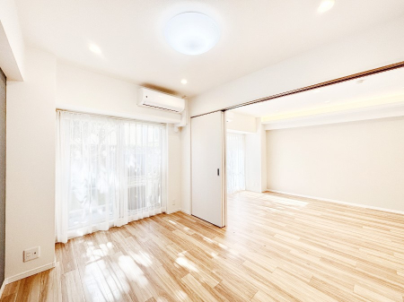 ���̑����� ���r���O�ɗאڂ����m���B�����˂��J������ƃ��r���O�ƌq����e���̋�Ԃɕϐg�I