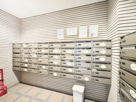 ���̑� �|�X�g�̓G���g�����X���ɂ���̂ŉJ�ɔG�ꂸ�X�ւ��󂯎��܂���