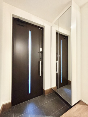 ���� �K���X�X���b�g�̓��������փh�A�������Ɍ���͂��Ă���܂��@