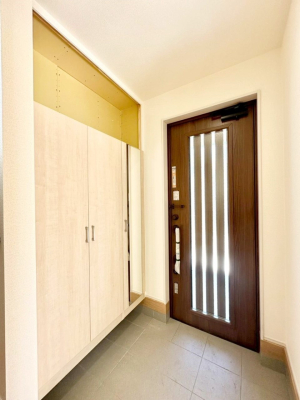 ���� �K���X�X���b�g�̓��������փh�A�������Ɍ���͂��Ă���܂�