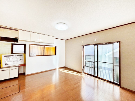 ���r���O ���邢�z���������A�����̕��͋C�ɖ�������郊�r���O�E�_�C�j���O