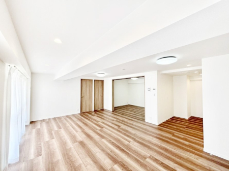 ���r���O ���邢�z�������荞�ރ��r���O�͉Ƒ��݂�Ȃ̌e���̋�Ԃł��I