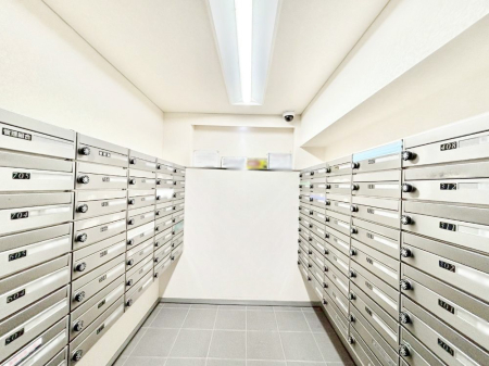 ���̑� �|�X�g�̓G���g�����X���ɂ���̂ŉJ�ɔG�ꂸ�X�ւ��󂯎��܂��I