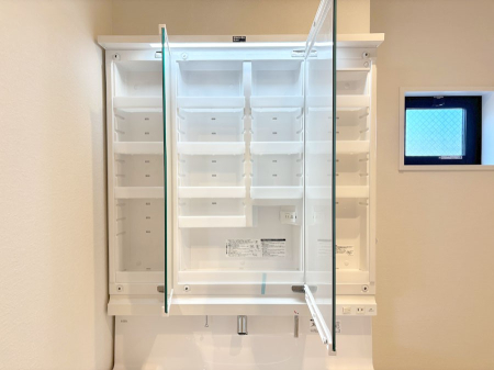 ���̑����� �O�ʋ��̗��ɁA���ϕi��q���p�i�Ȃǂ����[�\�B���ʑ����������ƕۂ��܂��I