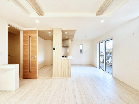 ���r���O �܏�V��͗��̓I�ȉ��s��������̂ŁA�V�䂪�L�������ĊJ���I�ȋ�Ԃ����o�ł��܂��B  