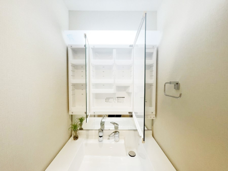 ���̑����� �O�ʋ��̗��ɁA���ϕi��q���p�i�Ȃǂ����[�\�B���ʑ����������ƕۂ��܂��I