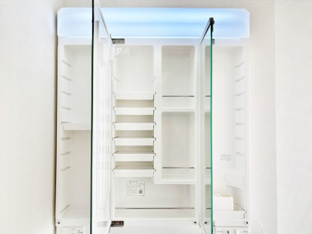 ���ʑ�E���ʏ� �O�ʋ��̗��ɁA���ϕi��q���p�i�Ȃǂ����[�\�B���ʑ����������ƕۂ��܂��I  