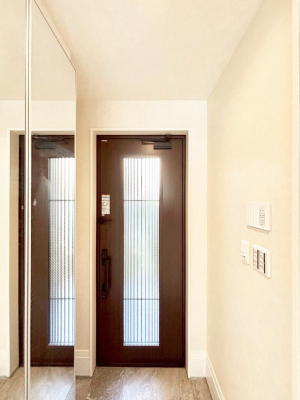 ���� �K���X�X���b�g�̓��������փh�A�������Ɍ���͂��Ă���܂�