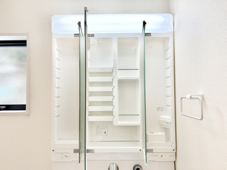 ���ʑ�E���ʏ� �O�ʋ��̗��ɁA���ϕi��q���p�i�Ȃǂ����[�\�B���ʑ����������ƕۂ��܂��I  