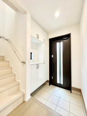 ���� �K���X�X���b�g�̓��������փh�A�������Ɍ���͂��Ă���܂�