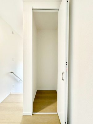 ���[ 2�K�L�����[�ɂ͑|���p�i����p�i�̃X�g�b�N�Ȃǂ����[�ł��܂��B