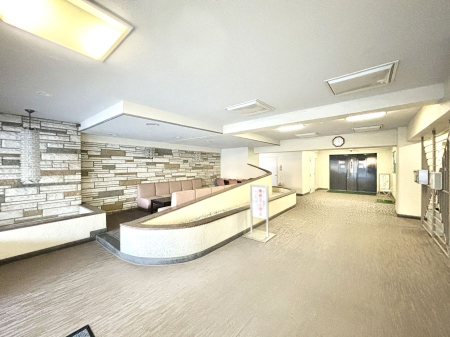 ���̑� �҂����킹�ꏊ�Ƃ��Ă��֗��ȃG���g�����X���r�[