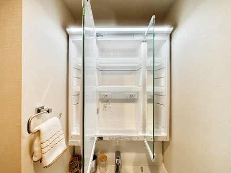 ���̑����� �O�ʋ��̗��ɁA���ϕi��q���p�i�Ȃǂ����[�\�B���ʑ����������ƕۂ��܂��I