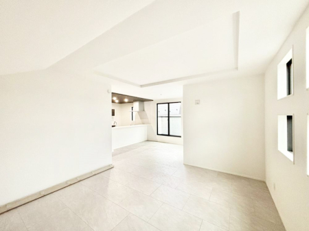 ���r���O ���R������荞�܂�A�Ƒ��c���̏ꏊ�𖾂邭���o