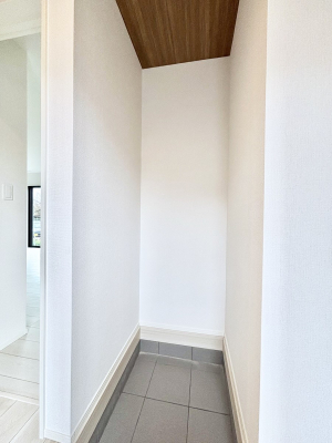 ���[ �V���[�Y�C���N���[�N�t���I�J���x�r�[�J�[���u���܂��B 