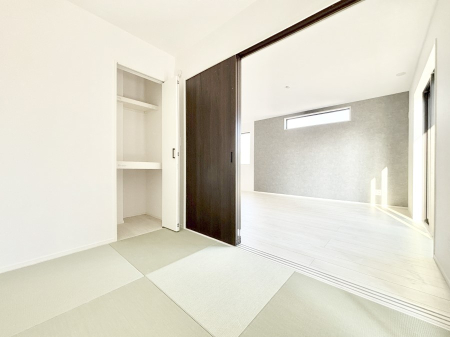 ���̑����� ���r���O�Ɨׂ荇���Ă���a���B�ق��ƈꑧ�ł���a�̋�Ԃ��Y�ꂸ�ɁB 