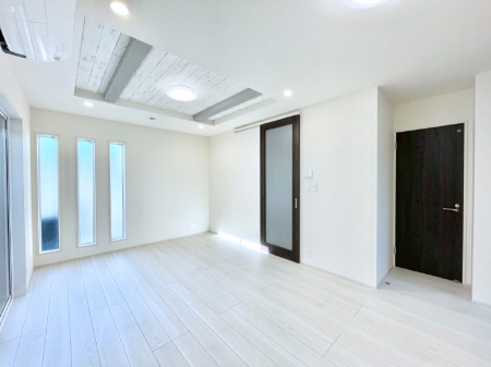 ���̑����� �Ƒ��̏Ί炪���R�Ɛ��܂�Ă���A����ȕ��͋C�̃_�C�j���O�Ɏd�オ���Ă��܂��B