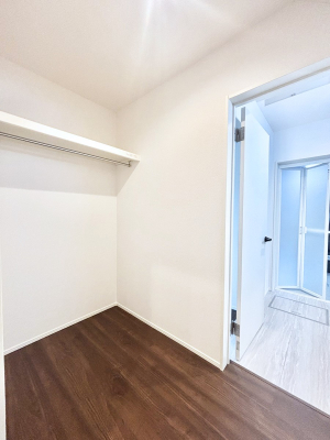 ���̑� 1�K�̃E�H�[�N�C���N���[�[�b�g�͌��փz�[���Ɛ��ʏ��̂ǂ��炩����o����ł��܂��B