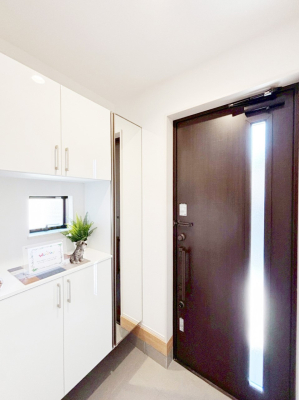 ���� �K���X�X���b�g�̓��������փh�A�������Ɍ���͂��Ă���܂�