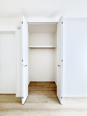 ���[ �m���̃N���[�[�b�g�B���s��������̂Ō���̈ߗނ�����������܂�܂��B