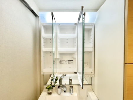 ���̑����� �O�ʋ��̗��ɁA���ϕi��q���p�i�Ȃǂ����[�\�B���ʑ����������ƕۂ��܂��I