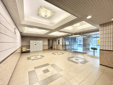 �G���g�����X �O�� �Y��ȃG���g�����X�́A���Z�҂�D�����}������Ă���܂�  