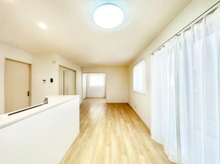 ̑ Ƒ̏Ί炪RƐ܂ĂAȕ͋C̃_CjOɎdオĂ܂ 